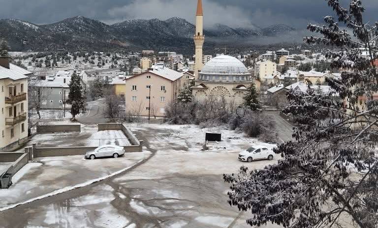 Konya’nın üç ilçesi daha beyaza büründü 1